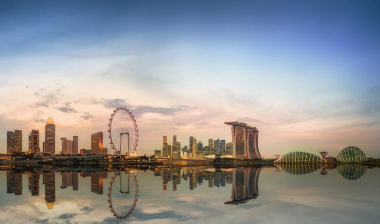 新加坡——2015年5月CIRCA:滨海湾摩天大楼的景观. 新加坡是世界第四大金融中心.